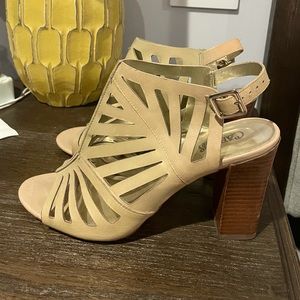 Like New Size 8 Carlos Santana Nude Open toed Heels